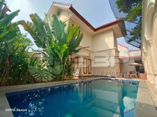 Rumah Mewah dengan Kolam Renang di Jl. Godean KM 1, Dekat Tugu dan Malioboro
