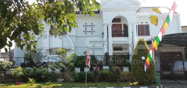 Rumah Mewah dengan Kolam Renang Dekat Sleman City Hall, Denggung