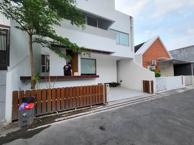 Dijual Rumah Cantik Ala Villa Fully Furnished Dekat Jogja Bay, Maguwoharjo - Kesempatan Emas!