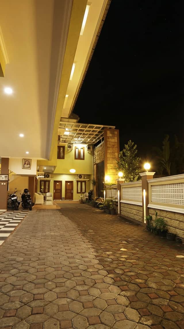 Hotel Budget Bonus Ruang Usaha Pinggir Jalan Utama Barat Tugu Jogja Dalam Ringroad