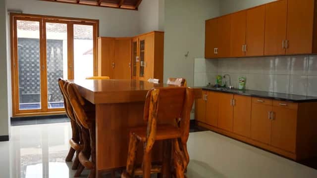 Rumah Mewah dengan Kolam Renang Pribadi di Jl. Palagan km 12 - Harga Turun! foto 3