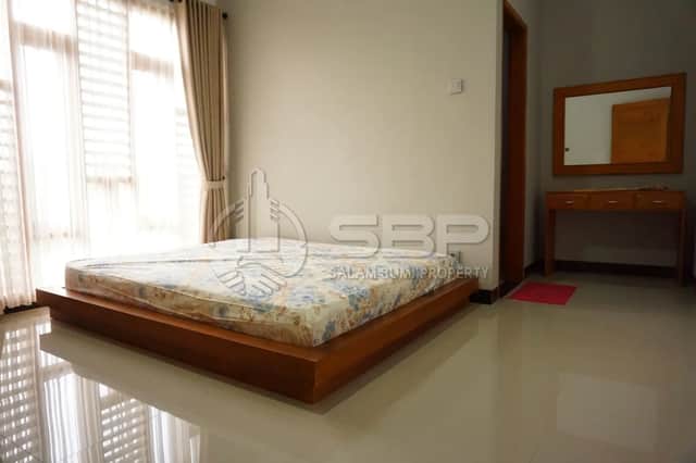 Rumah Mewah dengan Kolam Renang Pribadi di Jl. Palagan km 12 - Harga Turun! foto 3