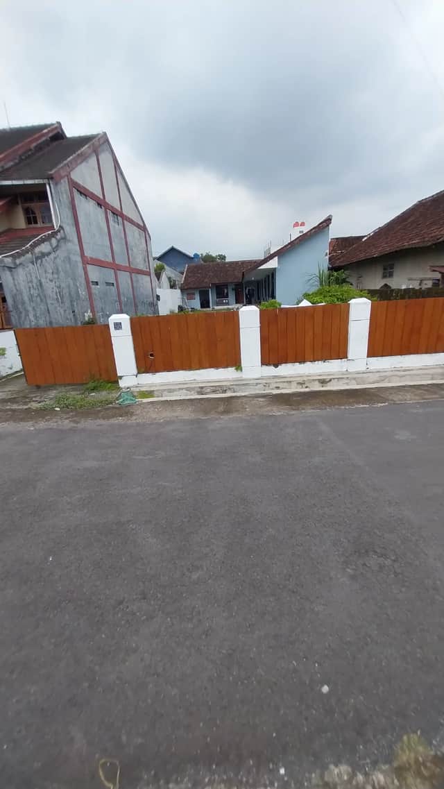 Disewakan Sebidang Tanah + 6 Kamar kost Di Maguwo Dekat Jogja Bay