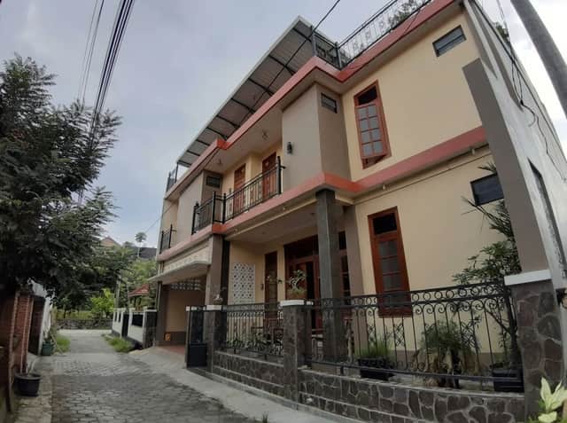 Turun Harga! Kost 18 Kamar Mepet Kampus UMBY - Kini Hanya 3 Miliar!