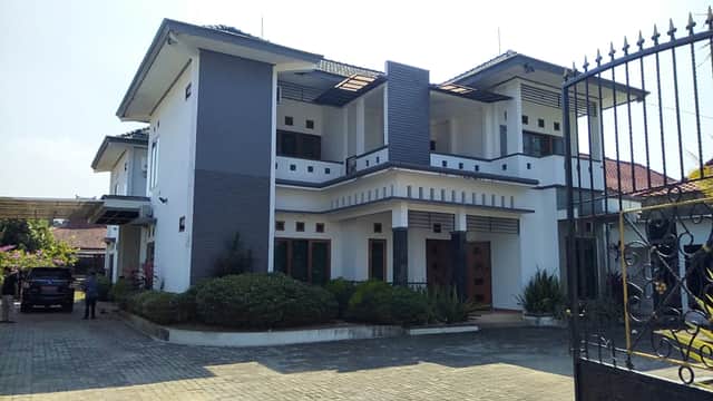Dijual Rumah Mewah dengan Kolam Renang Pribadi di Maguwo Yogyakarta