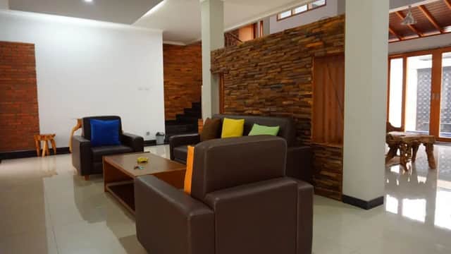 Rumah Mewah dengan Kolam Renang Pribadi di Jl. Palagan km 12 - Harga Turun! foto 4