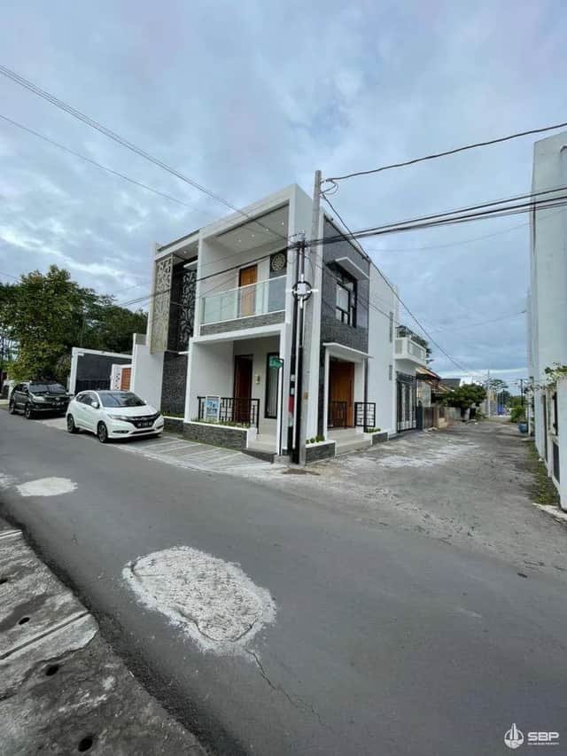 Rumah Cantik 2 Lantai Baru di Maguwo - Dekat Jogjabay, Stadion, dan Universitas Sadhar! foto 2
