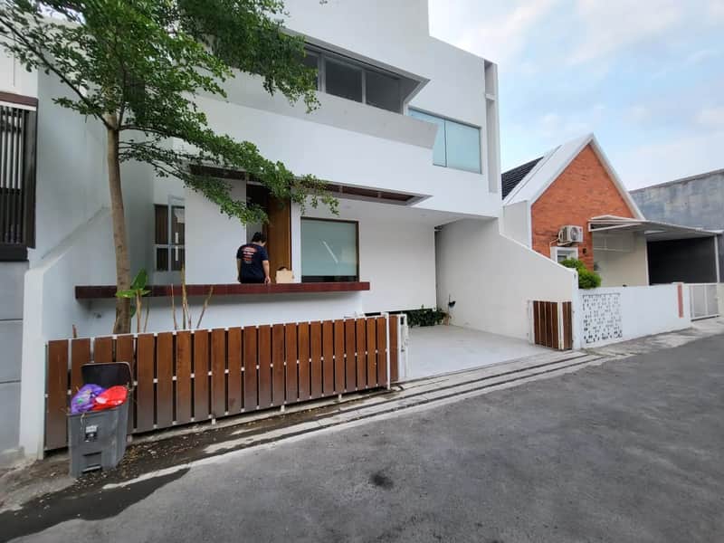 Dijual Rumah Cantik Ala Villa Fully Furnished Dekat Jogja Bay, Maguwoharjo - Kesempatan Emas! 1