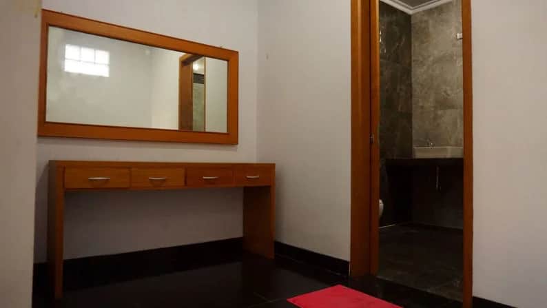 Rumah Mewah dengan Kolam Renang Pribadi di Jl. Palagan km 12 - Harga Turun! 9