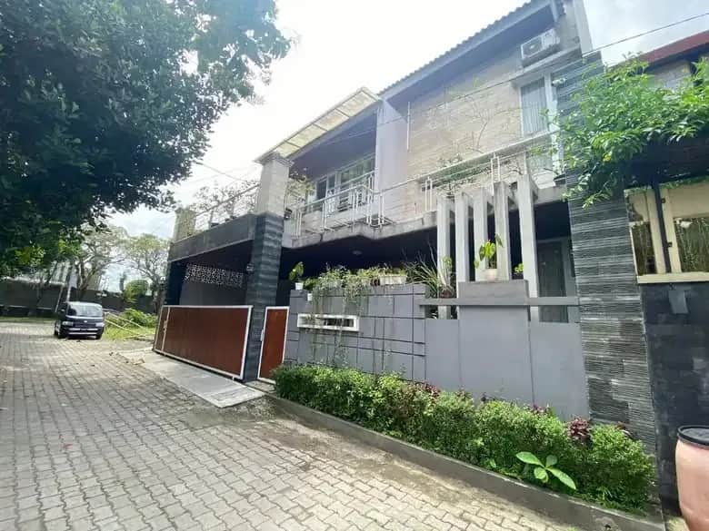 Rumah Mewah 3 Lantai dengan Private Pool dan Rooftop di Jl. Palagan KM 7,5 - Investasi Impian! 1